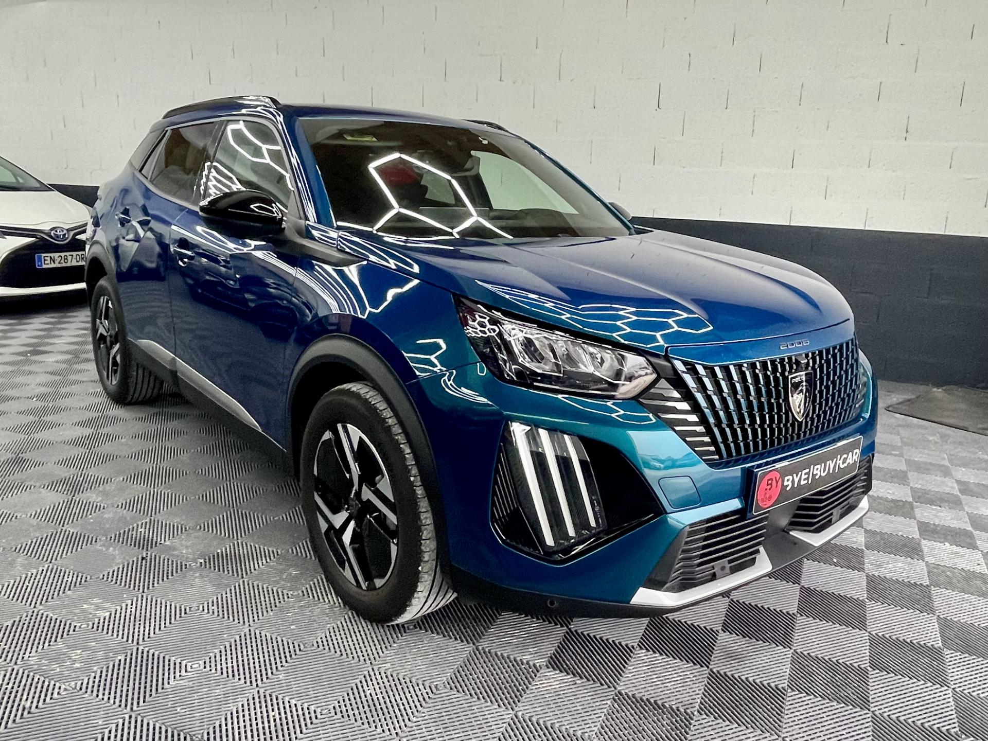 Le Peugeot 2008 2025 1.2 100 ch Allure est un SUV urbain compact, confortable et bien équipé. Il est doté d’un moteur essence de 100 chevaux, suffisant pour un usage quotidien (ville et trajets classiques), avec une consommation modérée. La finition Allure offre un bon niveau d’équipements (écran, aides à la conduite, confort), et le véhicule propose un bon compromis entre compacité et espace intérieur. En résumé : un SUV pratique, économique et moderne, mais pas conçu pour la performance.